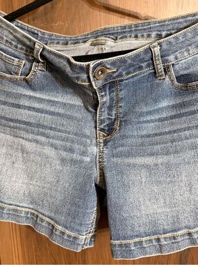 Natural Reflections 5-Pocket Denim Shorts
Size 12
